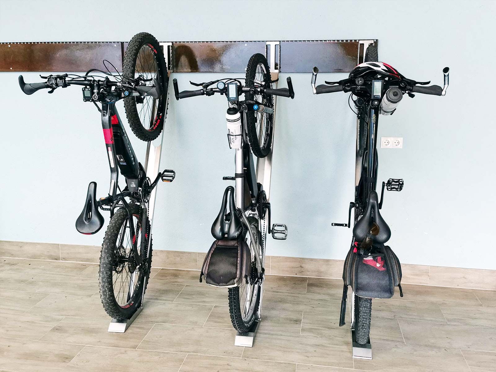 Sloping wall rack for heavy bikes